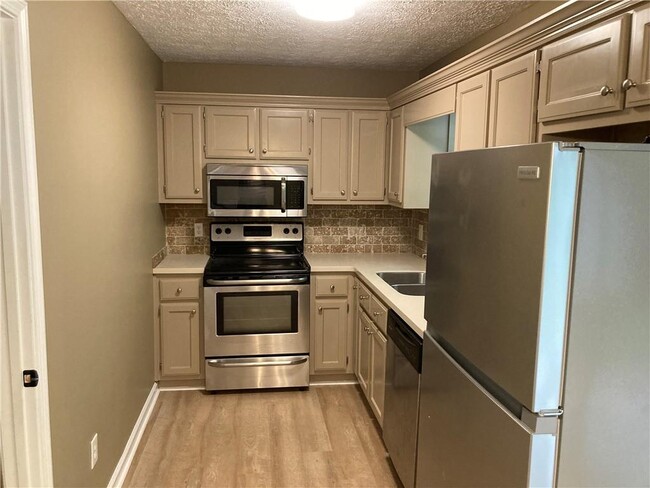 Foto del edificio - 6110 Lakeside Ct