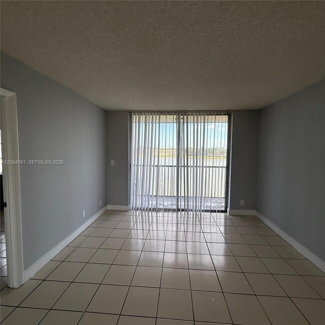 Foto del edificio - 8710 N Sherman Cir