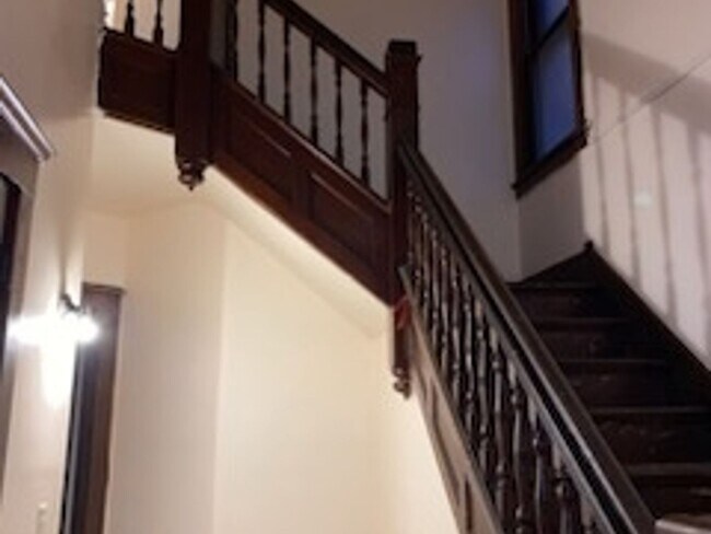 Building Photo - 5 Bedrooms 2 Baths with Rent Freeze! Older...