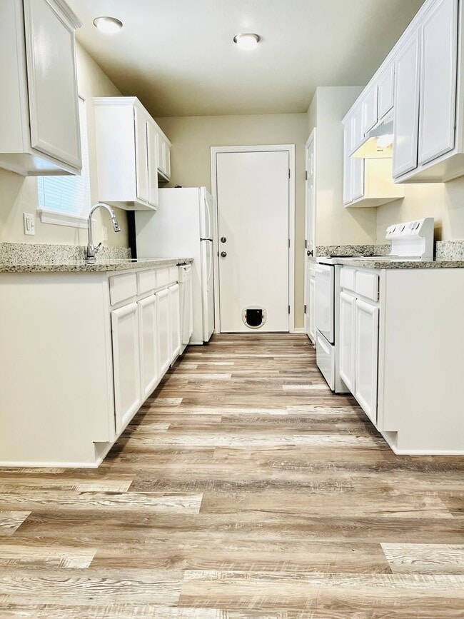 Building Photo - Updated 2BD 1BA Duplex in Yukon!!!