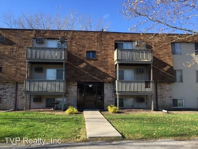 Primary Photo - 1442 W River Rd N