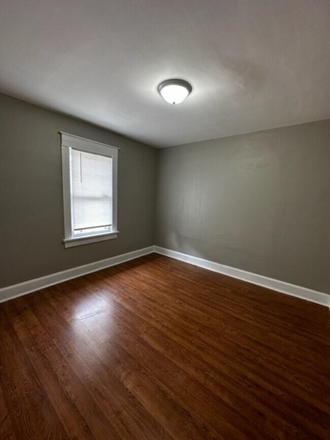 Foto del edificio - 2 bedroom 1 bath, large back yard - availa...