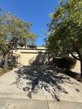 Building Photo - 21 Larkspur Ln