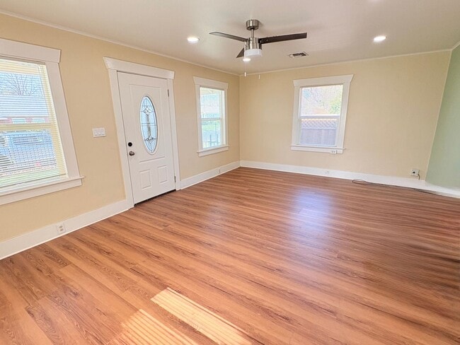 Foto del edificio - 210 Las Flores Ave