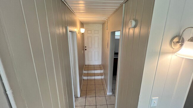 Foto del edificio - "Month of Rent FREE" Charming Studio Apart...
