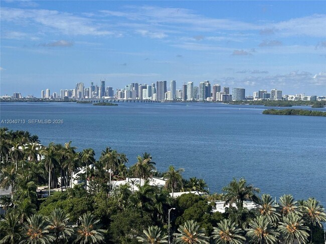 Foto del edificio - 7900 Harbor Island Dr