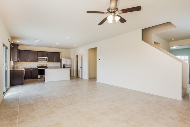 Foto del edificio - 24387 W Flores Dr
