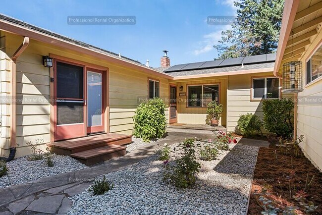 Foto del edificio - Look No Further, this home has it all- Hot Tub, Sauna, EV Charger, Solar, KOI Pond & More