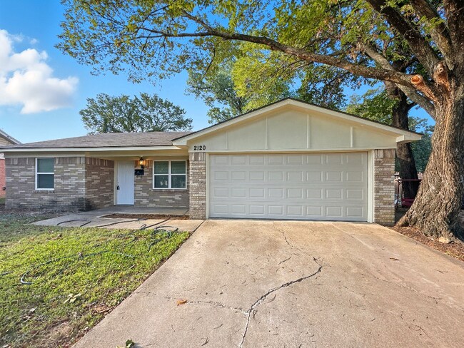 Building Photo - 2120 Vickie Dr