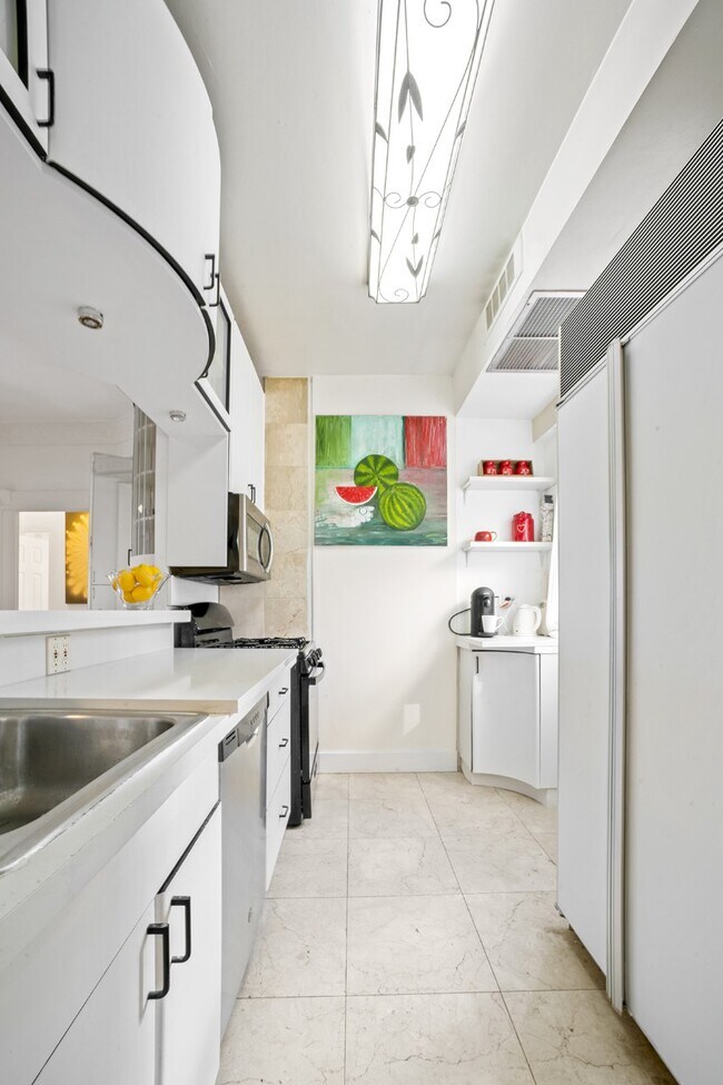 Building Photo - 58 W 58th St