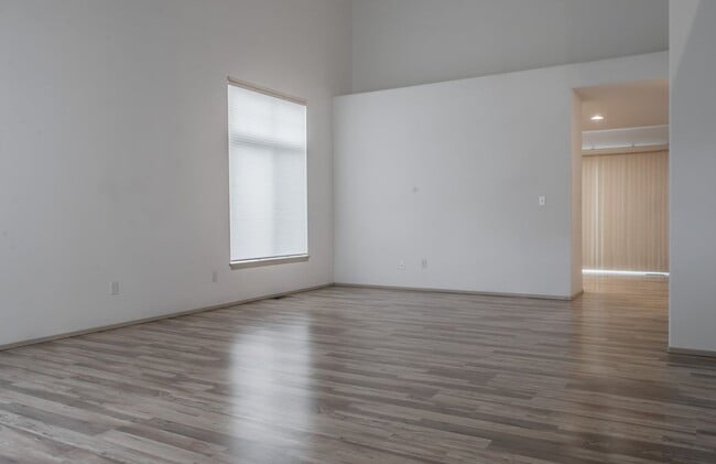 Building Photo - Beautiful home in private cul-de-sac on Gl...