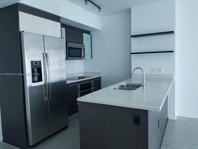Building Photo - 500 Brickell Ave