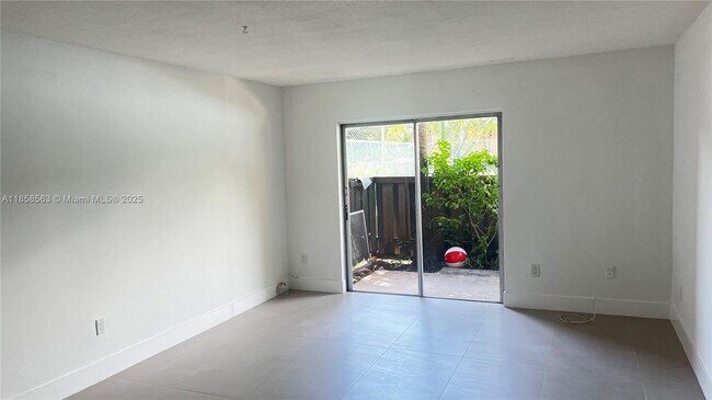 Foto del edificio - 10740 N Kendall Dr