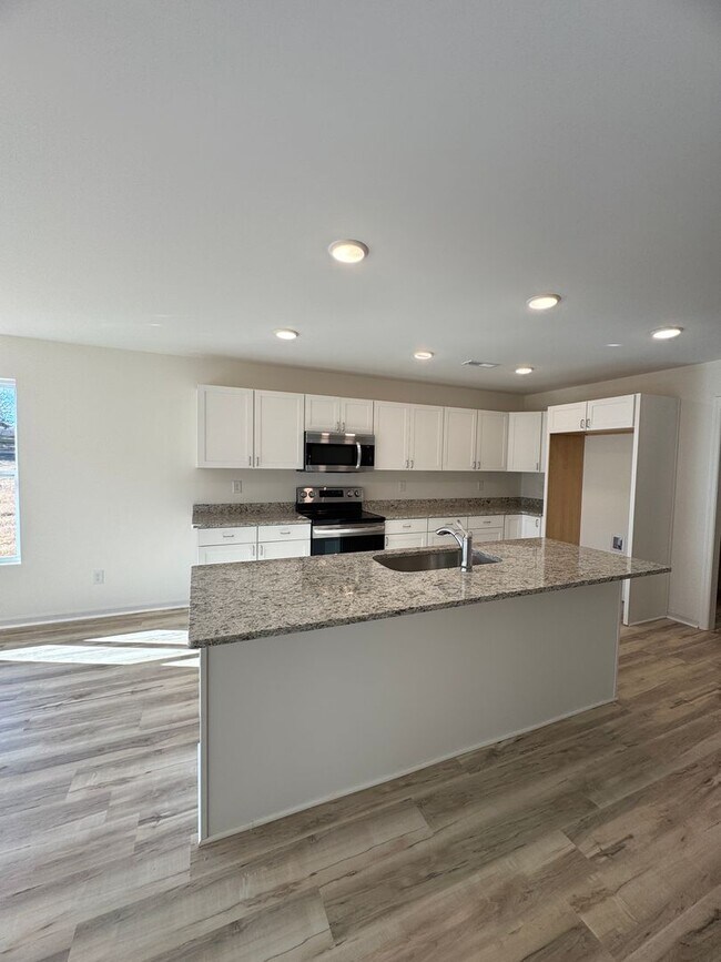 Foto del edificio - 4 Bedrooms! New Construction Intro Special!
