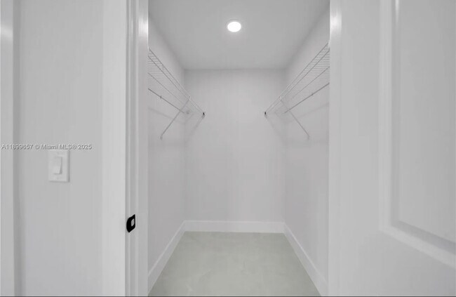 Foto del edificio - 513 Walter Gifford Ave S