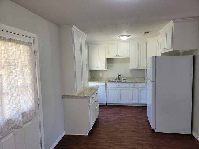 Building Photo - 1200 Kennie Dr