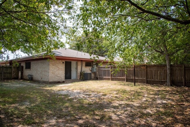 Building Photo - 1706 Trinity Pl