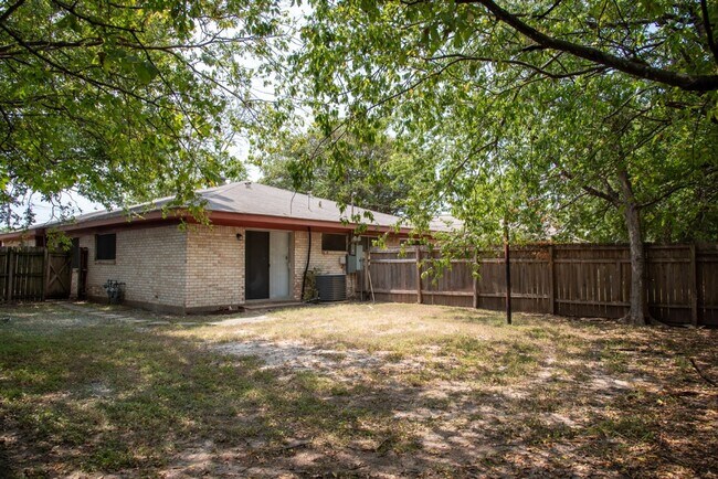 Building Photo - Trinity Place Duplexes
