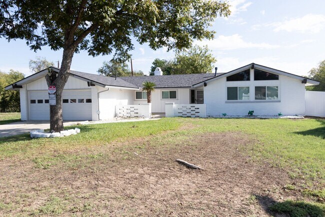 Building Photo - BEAUTIFULLY REMODELED SINGLE STORY 4 BEDRO...