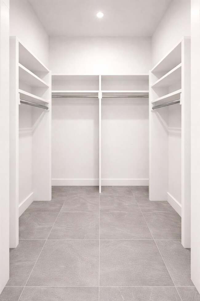 “Vestidor muy grande con estanterías empotradas” - 14653 SW 145th Ter