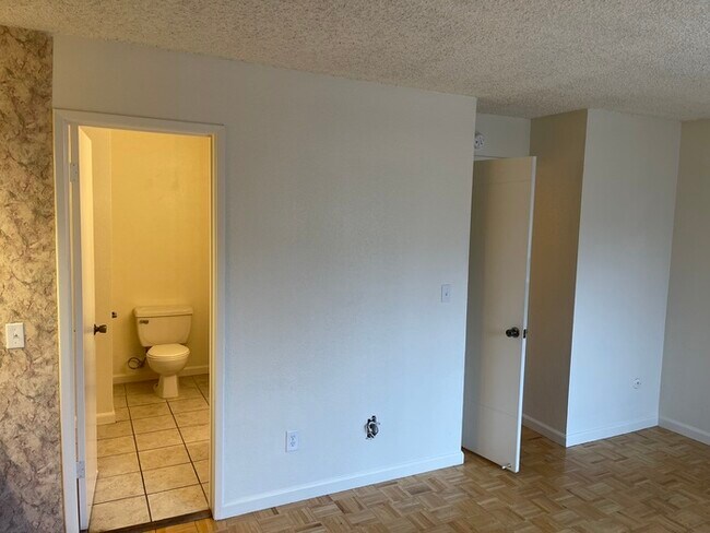 Building Photo - Modesto Absolutely Gorgeous 3 Bedroom Cond...