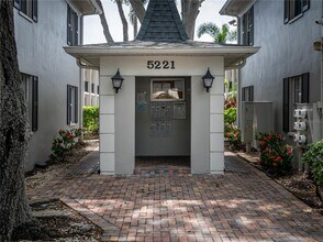 Building Photo - 5221 Bayshore Blvd