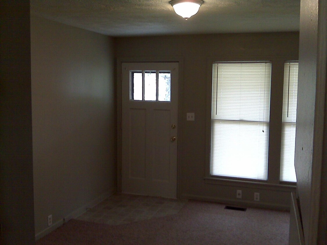 Building Photo - 520 E Kirwin Ave