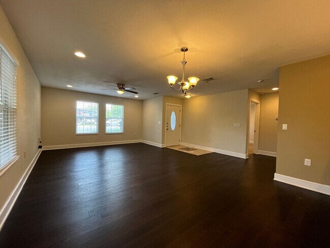 Building Photo - 3 Bedroom, 2 Bathroom Close to Downtown
