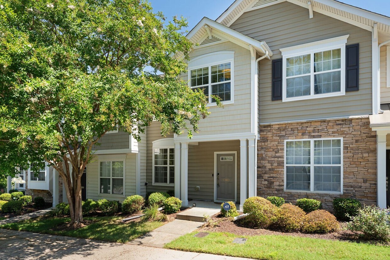 Foto principal - Ready NOW! Spacious 3BR/2.5BA Townhome in ...