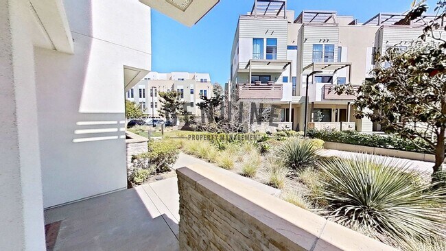 Foto del edificio - Beautifully Furnished 3Bd 3.5Ba Condo in Costa Mesa