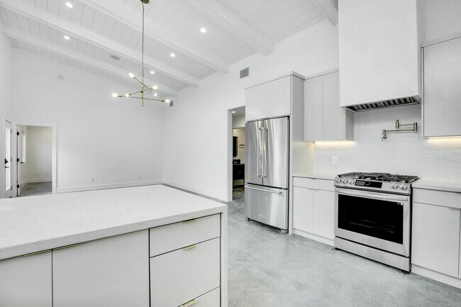 Foto del edificio - 2721 Burkshire Ave