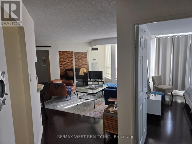 Building Photo - 50-450 Kingsbridge Garden Cir