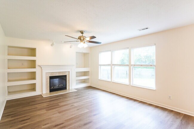 Building Photo - 4565 Hawthorn Dr