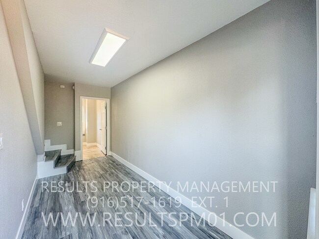 Foto del edificio - Freshly updated 2 bedroom duplex w garage
