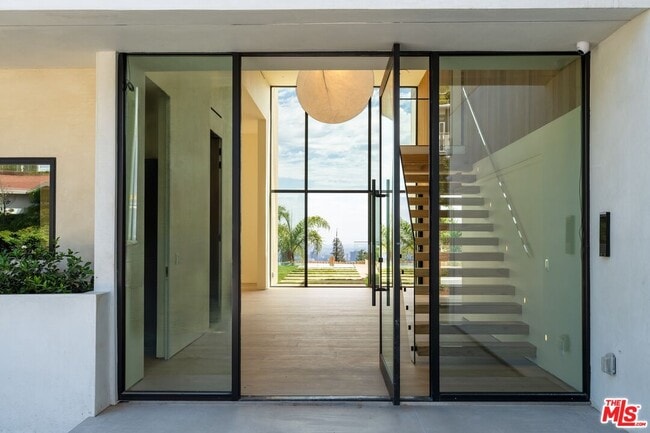 Building Photo - 2501 Banyan Dr