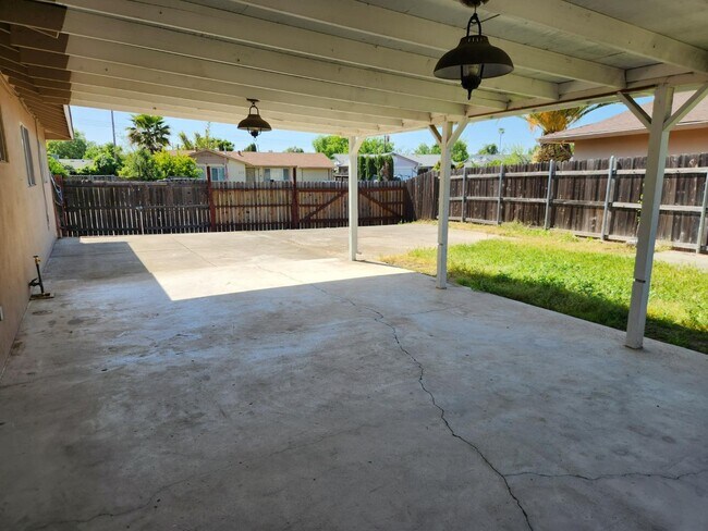 Foto del edificio - 6650 Chandler Dr