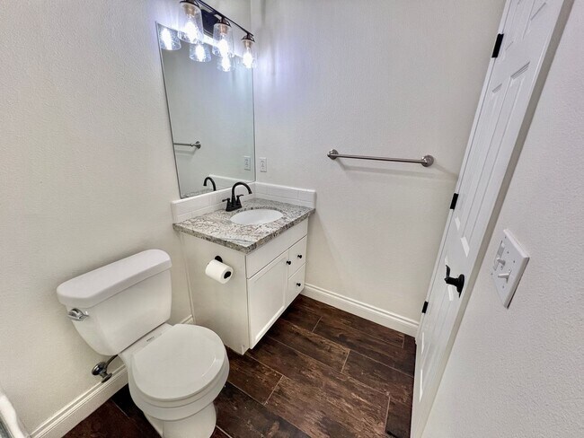 Foto del edificio - $2,350 Bullard & Locan, 3 bedroom - Wrenwo...