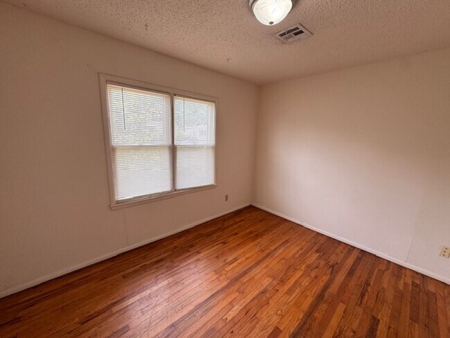 Foto del edificio - Norman 2 bed cutie, clean and ready for move in!  covered porch and storage shed!