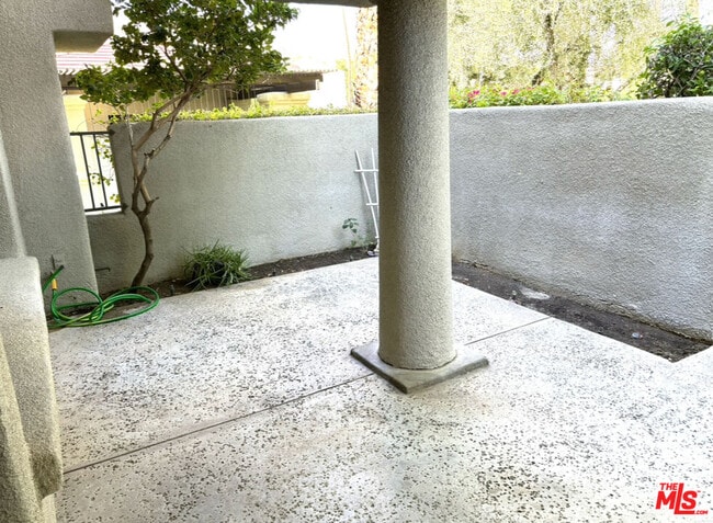 Building Photo - 351 N Hermosa Dr