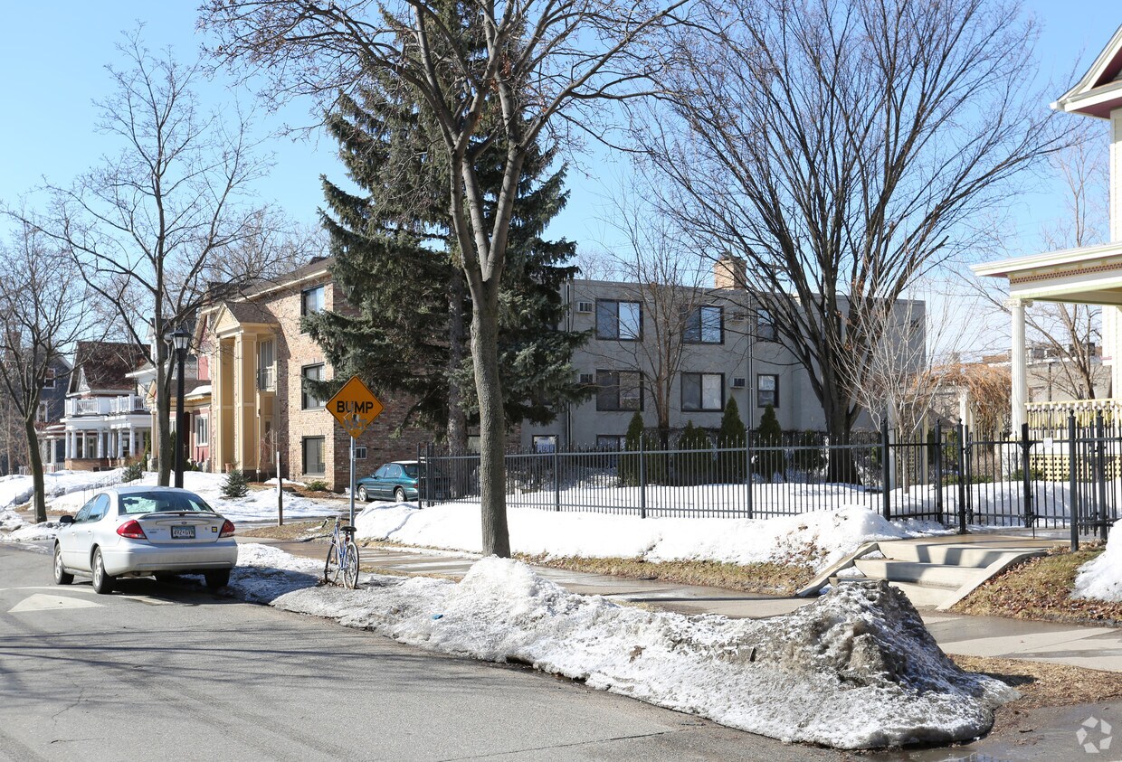 Foto del edificio - 2100 Bryant Ave S