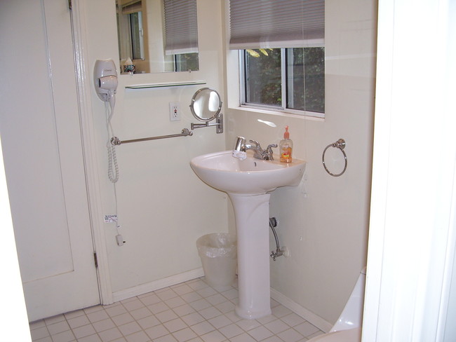 Baño con dos accesos con ducha - 1350 S Curson Ave