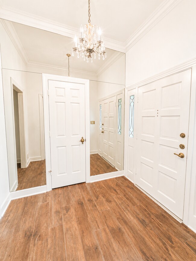 Foto del edificio - Spacious Walkout in Desirable Location!