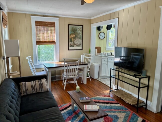 Vista de la sala de estar1 - 3920 Wrightsville Ave