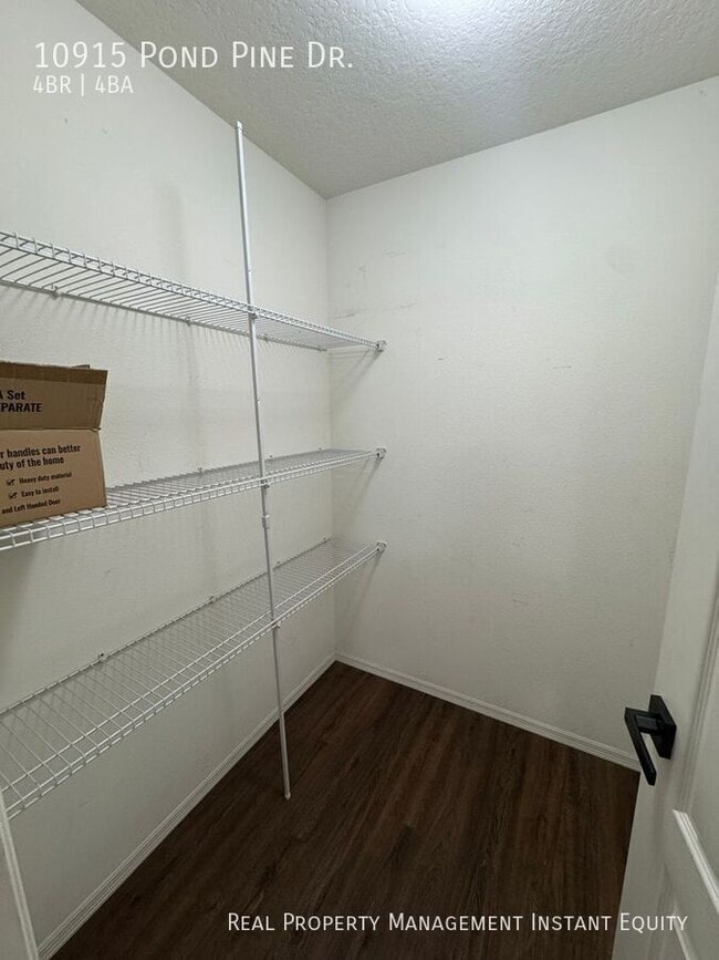 Foto del edificio - 10915 Pond Pine Dr