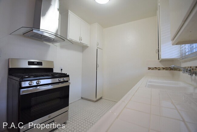 Building Photo - 1 br, 1 bath Apartment - 12807-13 Burbank ...