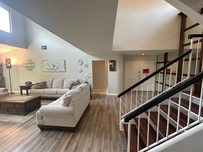 Foto del edificio - Upgraded 4-Bedroom Home in Gated Green Riv...