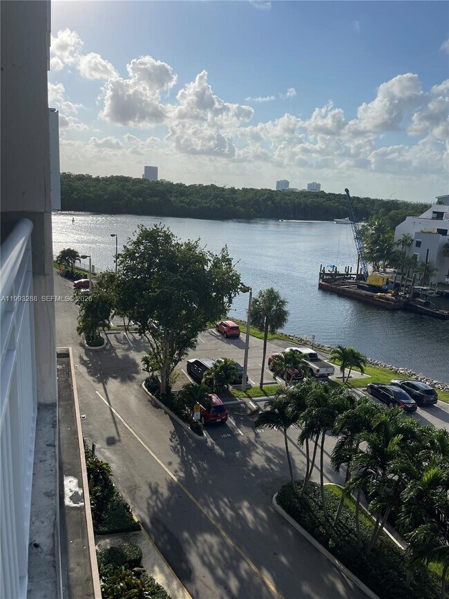 Building Photo - 400 Kings Point Dr