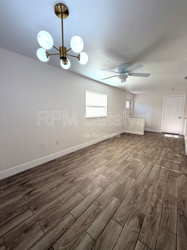 Foto del edificio - 6905 1/2 North Duncan Avenue