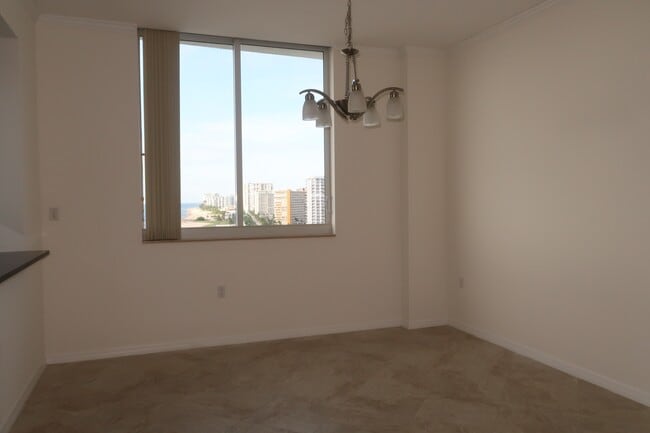 Building Photo - 704 N Ocean Blvd
