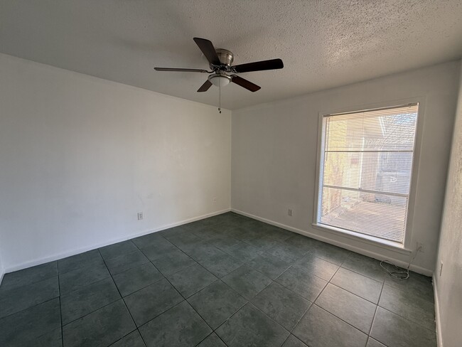 Building Photo - 3025 Lourdes St